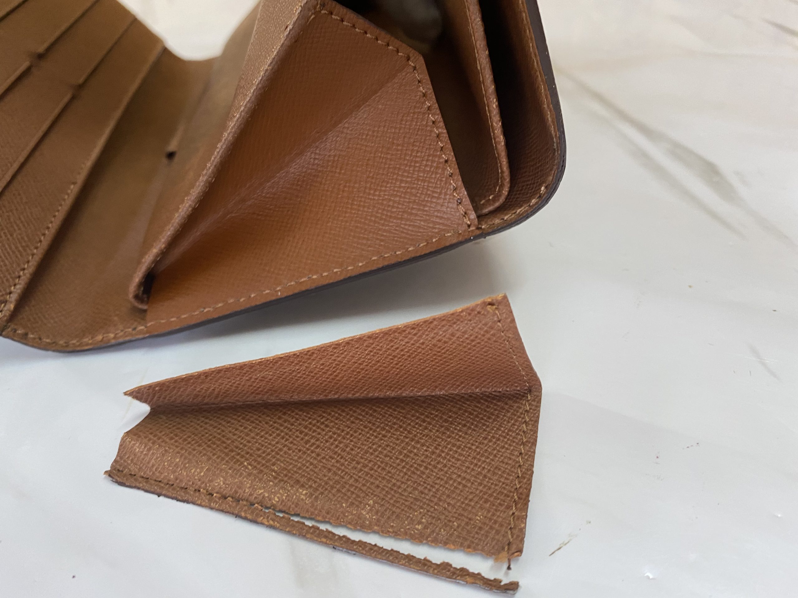 フラップ式折り財布「確認用」画像/リペア店舗のリペア前後画像
