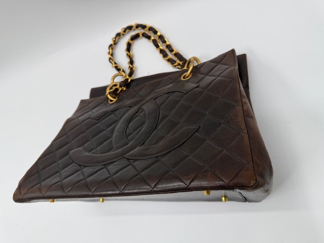 シャネルバッグの色褪せ変色による染め直しと型崩れ修理