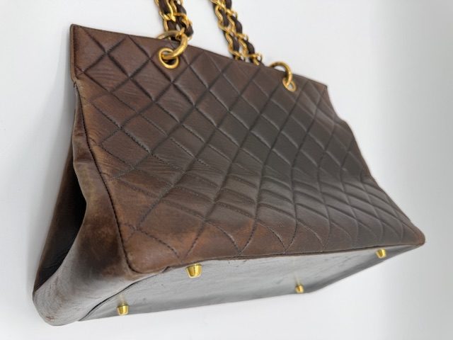 シャネルバッグの色褪せ変色による染め直しと型崩れ修理