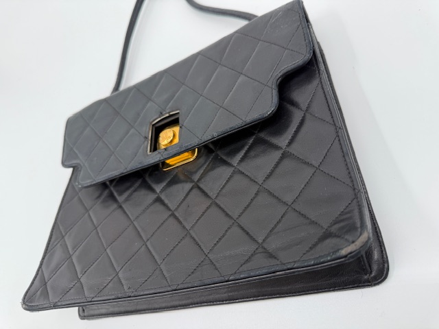 シャネル バッグ修理 マトラッセ ラムスキンショルダーの角擦れ・くすみ・型崩れのケア ビフォー①