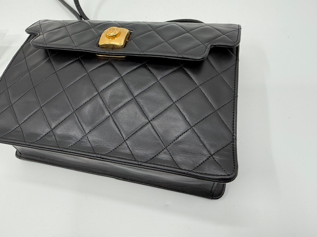 シャネル バッグ修理 マトラッセ ラムスキンショルダーの角擦れ・くすみ・型崩れのケア アフター①