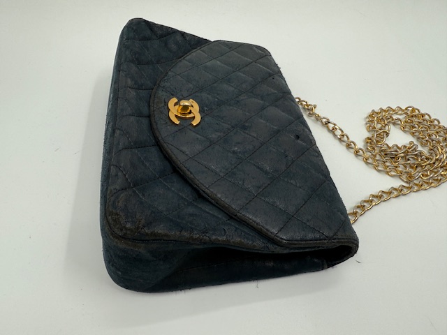 シャネルチェーンバッグの擦れによるスエード化した状態のケア　ビフォー①