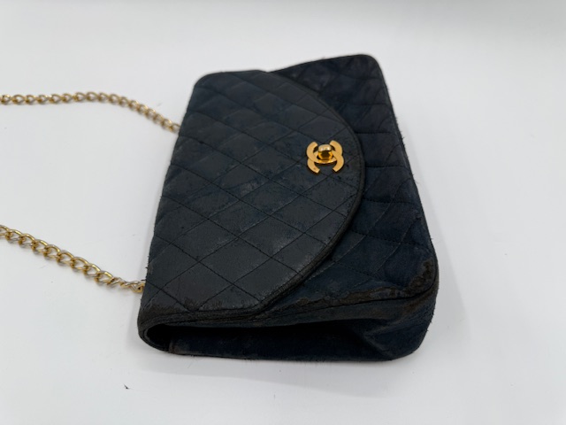 シャネルチェーンバッグの擦れによるスエード化した状態のケア　ビフォー②