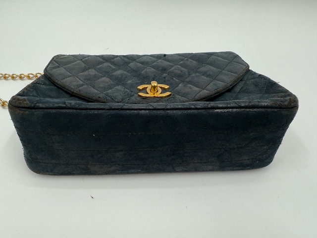 シャネルチェーンバッグの擦れによるスエード化した状態のケア　ビフォー③