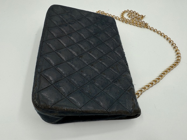 シャネルチェーンバッグの擦れによるスエード化した状態のケア　ビフォー⑤