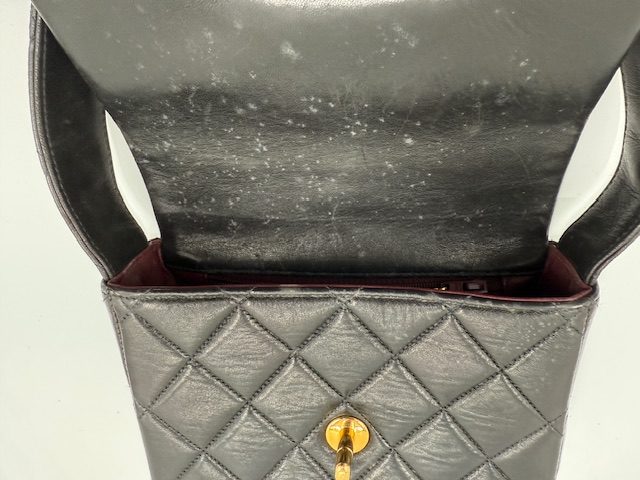 シャネルバッグ　カビと色褪せや擦れのケア　ビフォー①