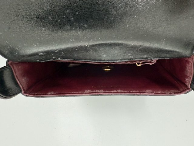 シャネルバッグ　カビと色褪せや擦れのケア　ビフォー③