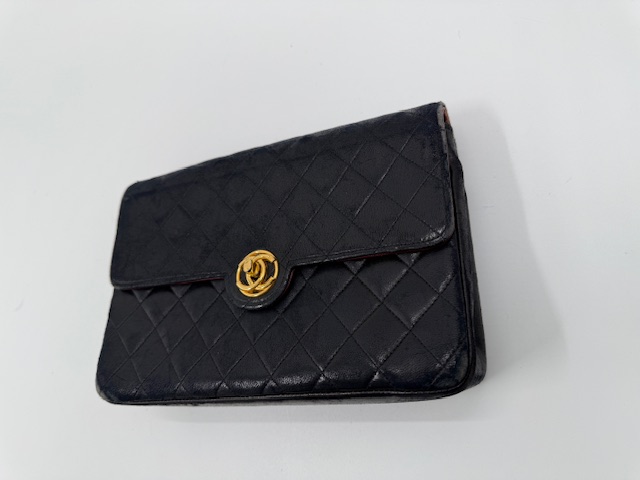 シャネル バッグ修理 染め直し　型崩れと擦れによるスエード化した状態の改善　ビフォー①