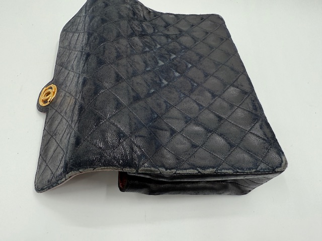 シャネル バッグ修理 染め直し　型崩れと擦れによるスエード化した状態の改善　ビフォー②