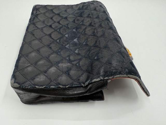 シャネル バッグ修理 染め直し　型崩れと擦れによるスエード化した状態の改善　ビフォー③