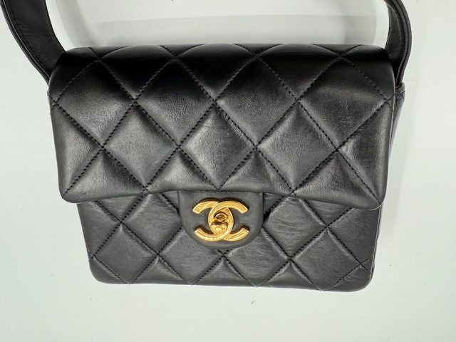 シャネルバッグ　カビと色褪せや擦れのケア　アフター