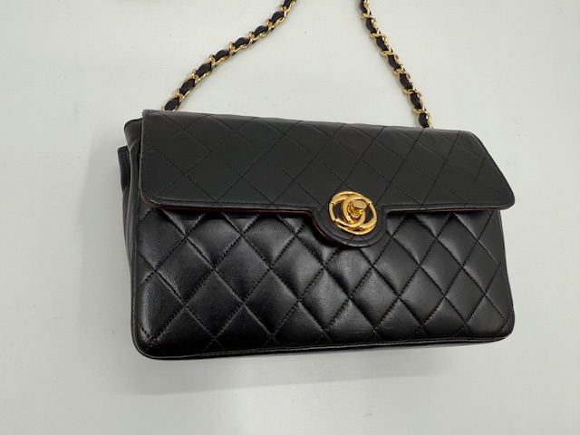 シャネル バッグ修理 染め直し　型崩れと擦れによるスエード化した状態の改善　アフター