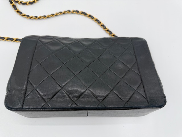 シャネルダイアナショルダーバッグの事例！　愛用バッグが蘇る。プロが明かす「型崩れ」と「銀面再生」の修復技術　ビフォー①