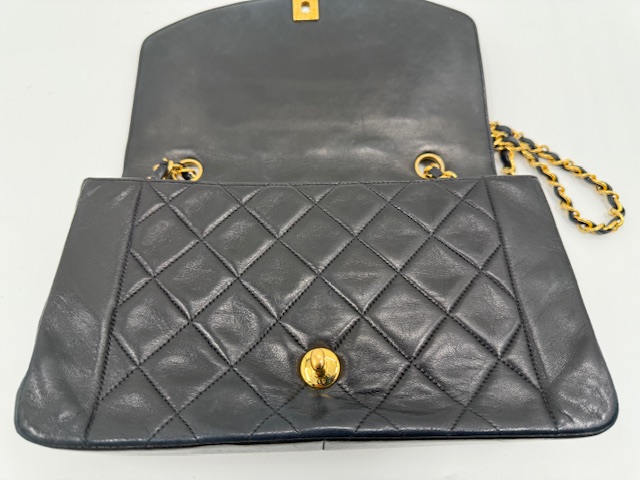 シャネルダイアナショルダーバッグの事例！　愛用バッグが蘇る。プロが明かす「型崩れ」と「銀面再生」の修復技術　ビフォー②