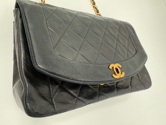 シャネルダイアナショルダーバッグの事例！　愛用バッグが蘇る。プロが明かす「型崩れ」と「銀面再生」の修復技術　ビフォー③