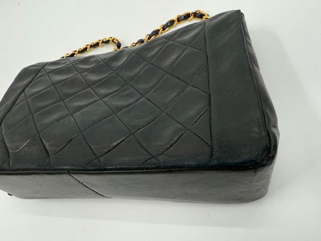 シャネルダイアナショルダーバッグの事例！　愛用バッグが蘇る。プロが明かす「型崩れ」と「銀面再生」の修復技術　ビフォー⑤