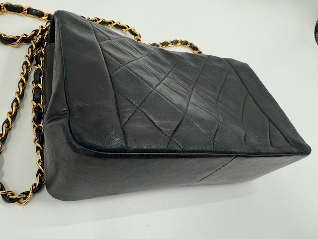 シャネルダイアナショルダーバッグの事例！　愛用バッグが蘇る。プロが明かす「型崩れ」と「銀面再生」の修復技術　ビフォー⑥