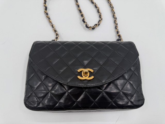 シャネルチェーンバッグの擦れによるスエード化した状態のケア　アフター　