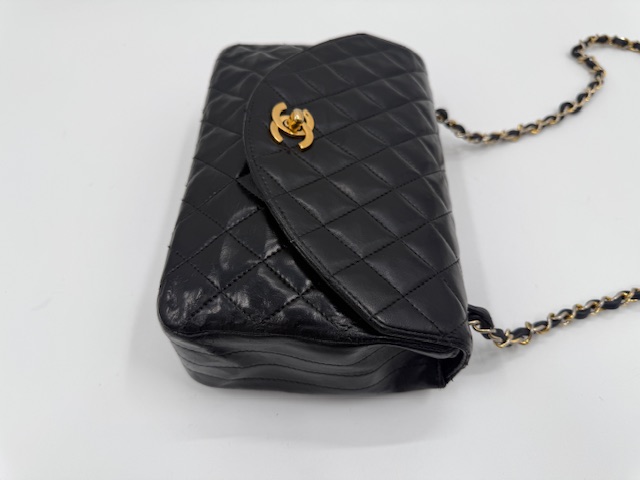 シャネルチェーンバッグの擦れによるスエード化した状態のケア　アフター①