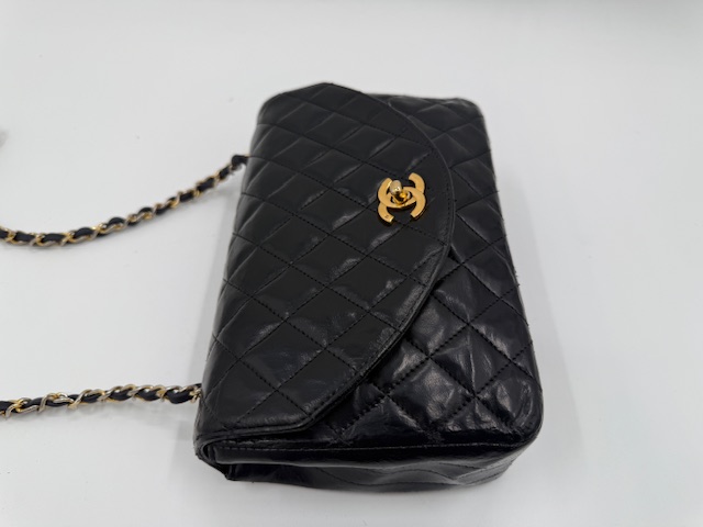 シャネルチェーンバッグの擦れによるスエード化した状態のケア　アフター②