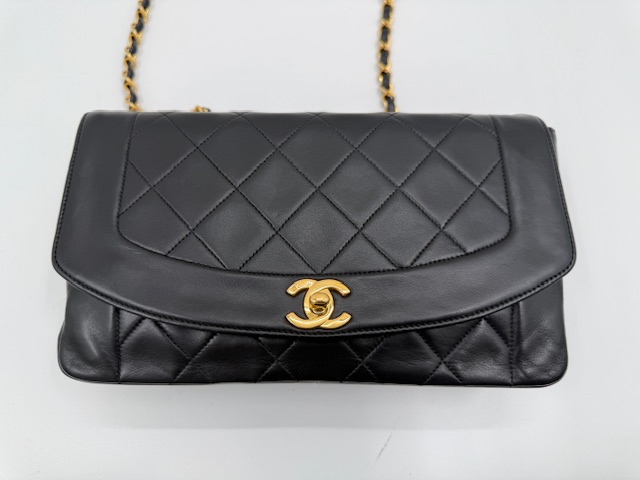 シャネルダイアナショルダーバッグの事例！　愛用バッグが蘇る。プロが明かす「型崩れ」と「銀面再生」の修復技術　アフター