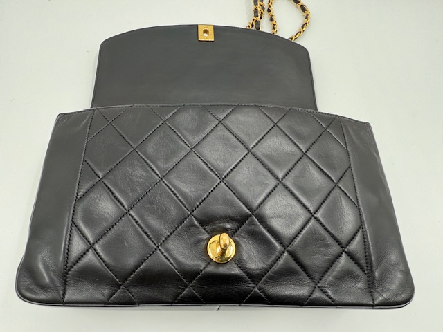 シャネルダイアナショルダーバッグの事例！　愛用バッグが蘇る。プロが明かす「型崩れ」と「銀面再生」の修復技術　アフター②