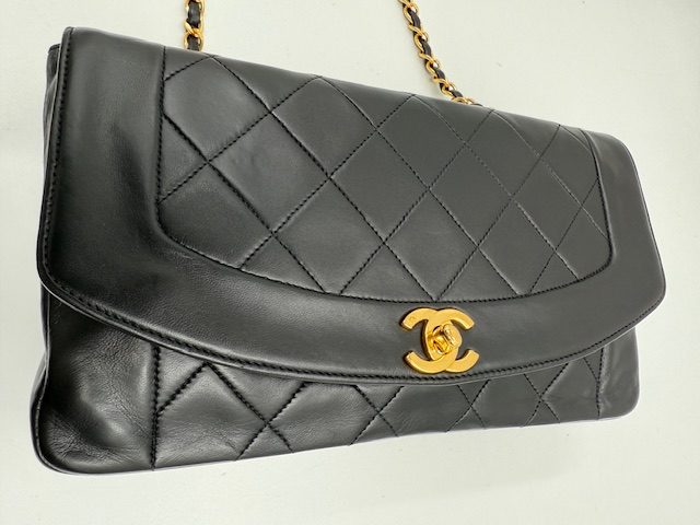 シャネルダイアナショルダーバッグの事例！　愛用バッグが蘇る。プロが明かす「型崩れ」と「銀面再生」の修復技術　アフター③