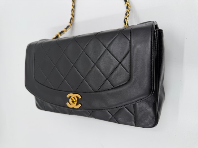 シャネルダイアナショルダーバッグの事例！　愛用バッグが蘇る。プロが明かす「型崩れ」と「銀面再生」の修復技術　アフター④