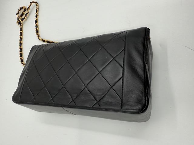 シャネルダイアナショルダーバッグの事例！　愛用バッグが蘇る。プロが明かす「型崩れ」と「銀面再生」の修復技術　アフター⑤