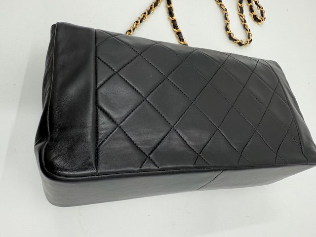 シャネルダイアナショルダーバッグの事例！　愛用バッグが蘇る。プロが明かす「型崩れ」と「銀面再生」の修復技術　アフター⑥