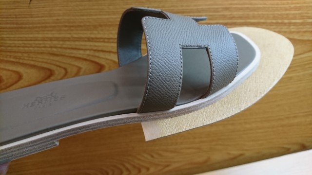 エルメスサンダル レザーソールの事前保護 ハーフソール過程