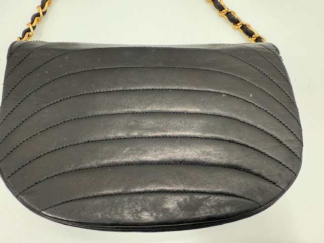 シャネル チェーンショルダー　ラムスキンの色褪せとカビのケア　ビフォー①