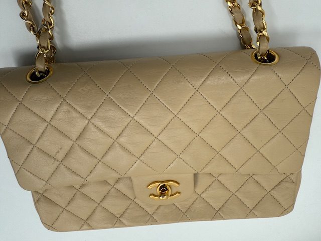 シャネルマトラッセ チェーンバッグの擦り傷 インクの染み抜き 型崩れの修理事例