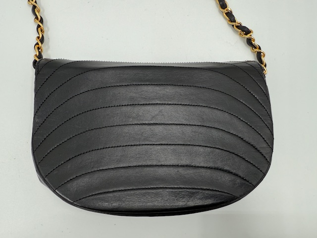 シャネル チェーンショルダー　ラムスキンの色褪せとカビのケア　アフター②