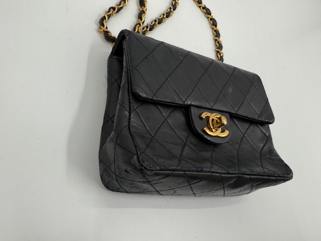 シャネルバッグの擦り傷が深いけどキレイになるのか　ビフォー