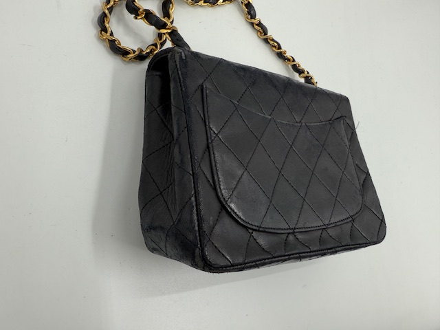 シャネルバッグが古くて痛みが出ているリペアでキレイになるのか　ビフォー