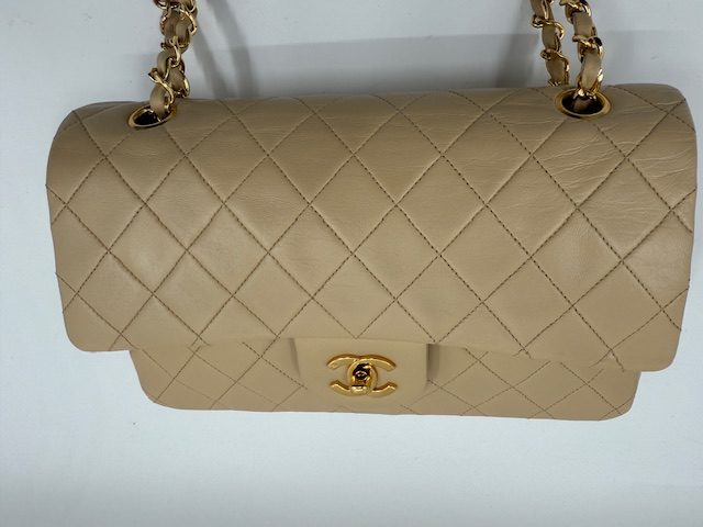 シャネルマトラッセ チェーンバッグの擦り傷 インクの染み抜き 型崩れの修理事例 ケア後