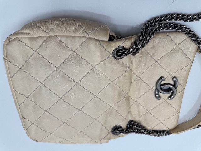 シャネルレザーバッグのしみ抜き染め直し事例 ビフォー