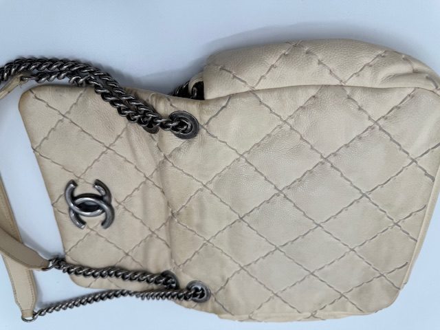 シャネルバッグのしみ抜き染め直し事例 ビフォー