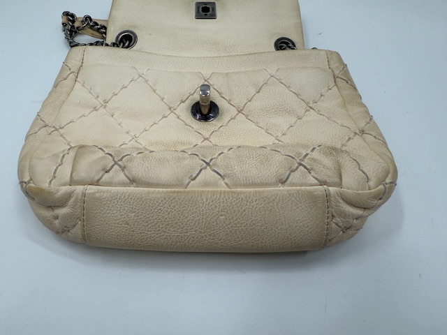 シャネルバッグのしみ抜き染め直し型崩れ修理事例 ビフォー