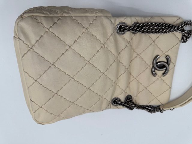 シャネルレザーバッグのしみ抜き染め直し事例 アフター