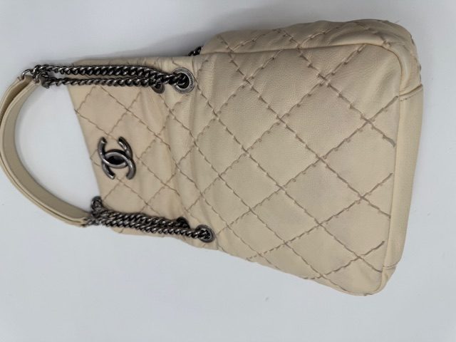 シャネルバッグのしみ抜き染め直し事例 アフター