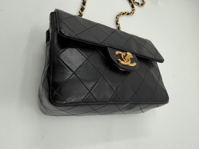 シャネルバッグの擦り傷が深いけどキレイになるのか　アフター