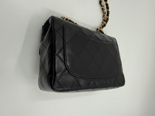 シャネルバッグが古くて痛みが出ているリペアでキレイになるのか　アフター