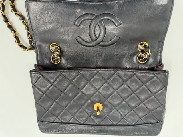 シャネルバッグ染め直し　角擦れ・色褪せ・型崩れをキレイにする　ビフォー