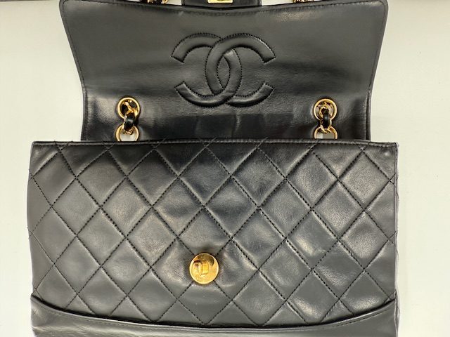 シャネルバッグ染め直し　角擦れ・色褪せ・型崩れをキレイにする　アフター