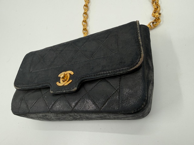 シャネルのマトラッセの擦れ・色あせ修復事例。レザーの表面が剥がれてスエードのように毛羽立った状態のビフォー画像