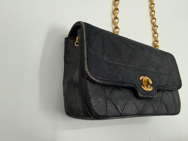 擦れにより表面の革が剥がれ、白く毛羽立ちが目立つシャネルのマトラッセ・チェーンバッグ。全体的に色あせがあり、ガサガサとした質感に変化してしまった修復前の状態