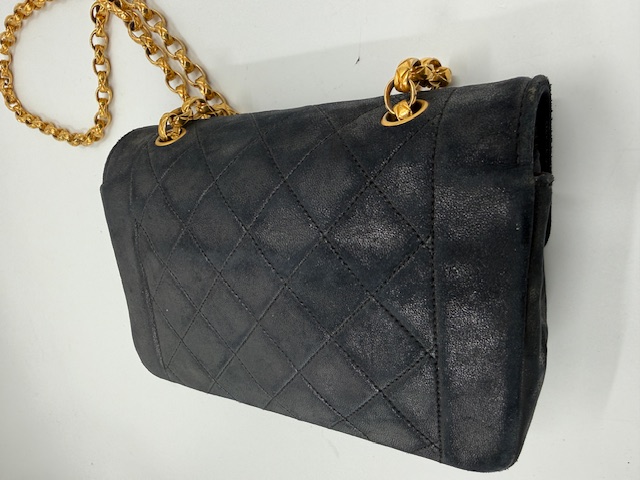 シャネルのマトラッセの擦れ・色あせ修復事例。レザーの表面が剥がれてスエードのように毛羽立った状態のビフォー画像①