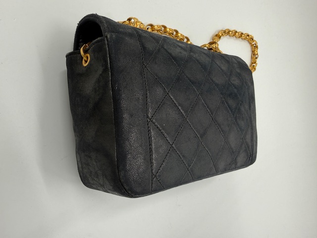 長年の使用で表面が削れ、毛羽立ちが出てしまったシャネルのレザーバッグ　ビフォー画像